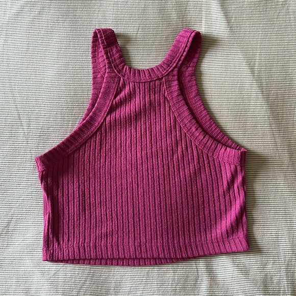 ✨3/$10✨ UO fuschia ribbed knit crop top - Picture 2 of 3